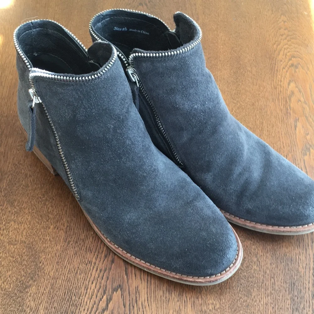 Dolce Vita 8.5 dark gray clever zipper trimmed low wedge ankle boots. - Picture 1 of 6